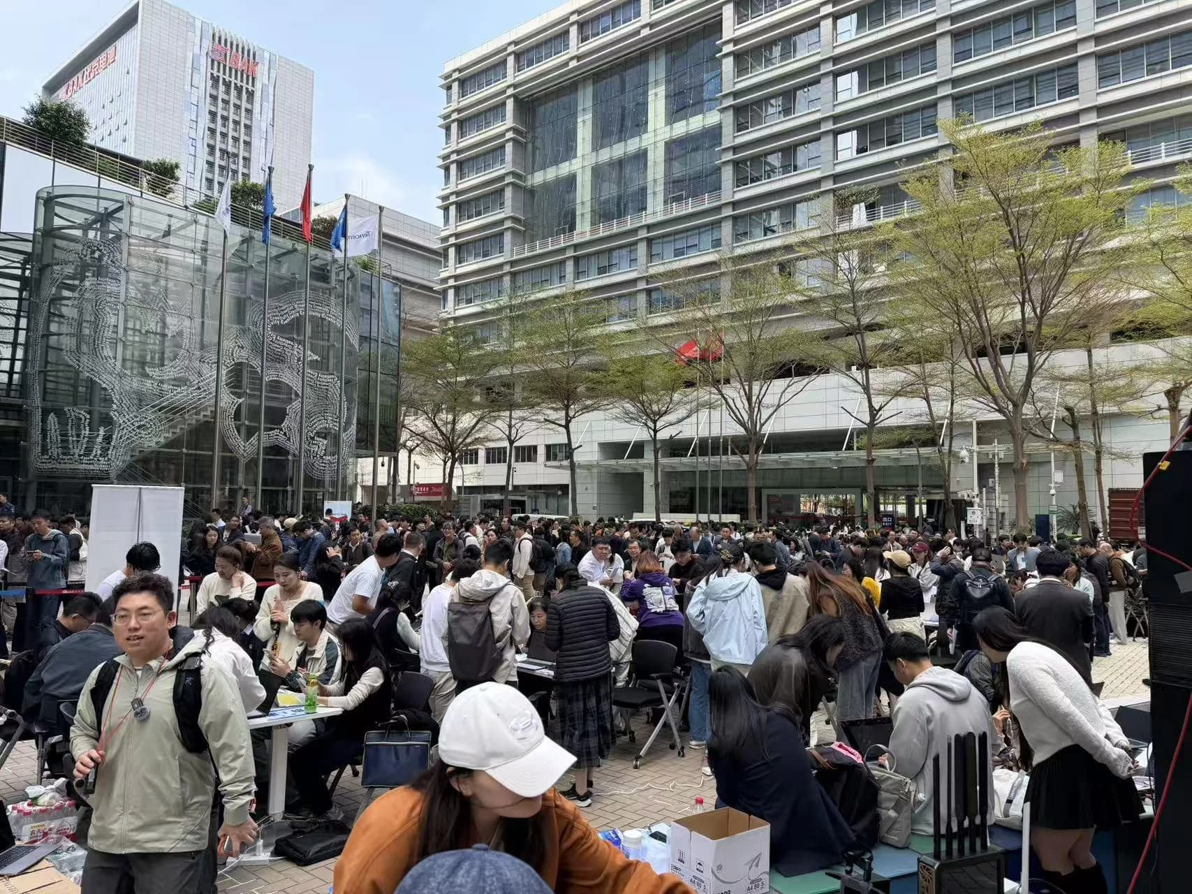 Über 1.000 Menschen stehen vor der Tencent-Zentrale in Shenzhen Schlange, um Hilfe bei der Installation von OpenClaw zu bekommen